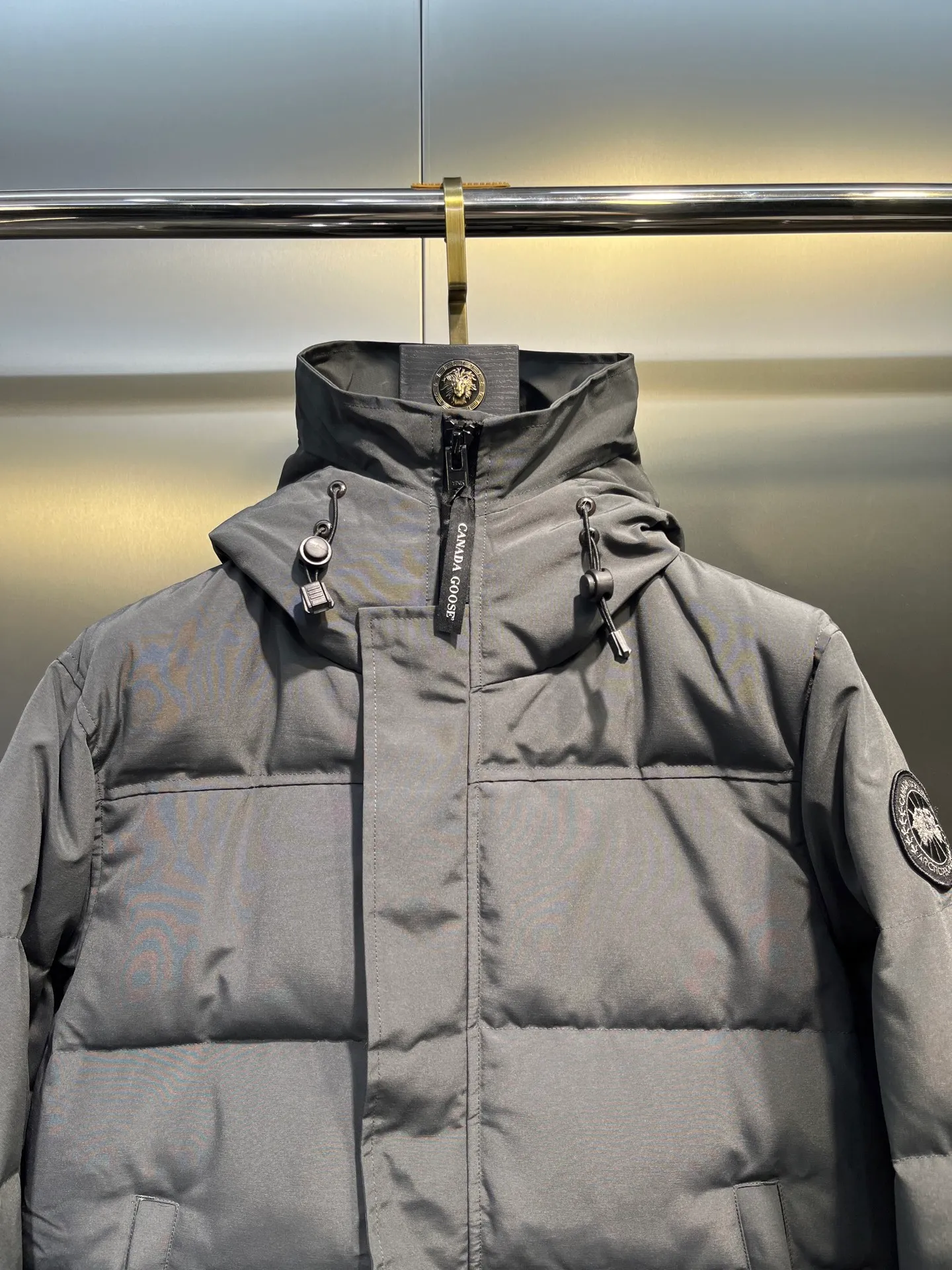 P700 Goose 🌟17 styles of chest patch, same style for men and women, cold-resistant down jackets! The fur collar is detachable. The natural Siberian coyote fur collar has a delicate yet strong feel, which comes from the sense of life that comes from the erosion of wind and frost in nature. The market usually uses raccoon fur or fake fur instead, which is not even the slightest bit better! The collar part has cold-proof flannel, which is close to the head and neck, comfortable and warm! The fabric is made of high-density nano-level waterproof fabric, which is windproof and wear-resistant and has a certain thickness! The zipper is the official YKK brand! The waist has an elastic waistline design that can be adjusted according to yourself! There is also an anti-wind Velcro inside! Seamless threaded cuffs to avoid stiffening! In order to prevent cold wind from pouring in, a double closure design is adopted. On the premise of the traditional zipper fly, six Velcro fasteners are used for secondary closure, which brings better warmth retention effect. It retains the classic hooded design and uses super large luxurious wolf fur to protect against wind and cold. No matter how low the temperature is this winter, one piece is enough. I’ll give you the wind and temperature. Size: s-xl